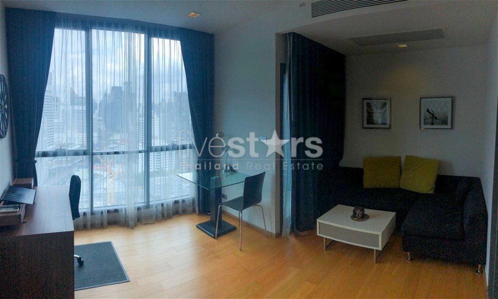 1-bedroom high end condo for sale close to BTS Nana 1039004586