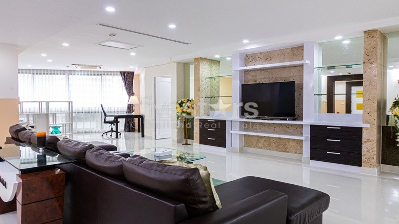 Newly renovated 3-bedroom condo for sale on Phrom Phong 4072539542