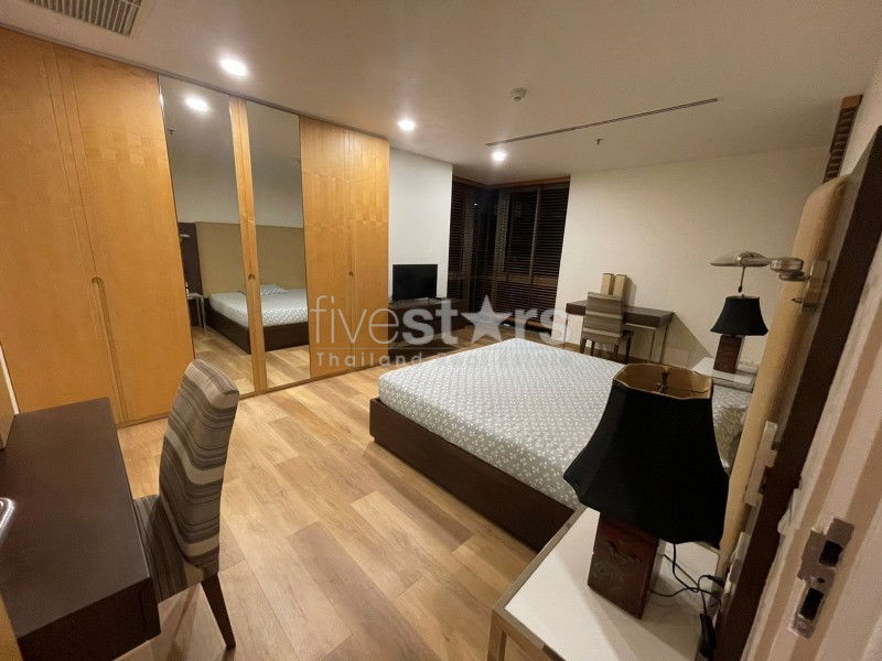 2-bedroom spacious condo for sale on Sala Daeng 52611974