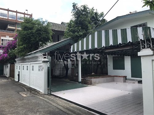 Land with 2 house for sale in Sathorn area 544980569