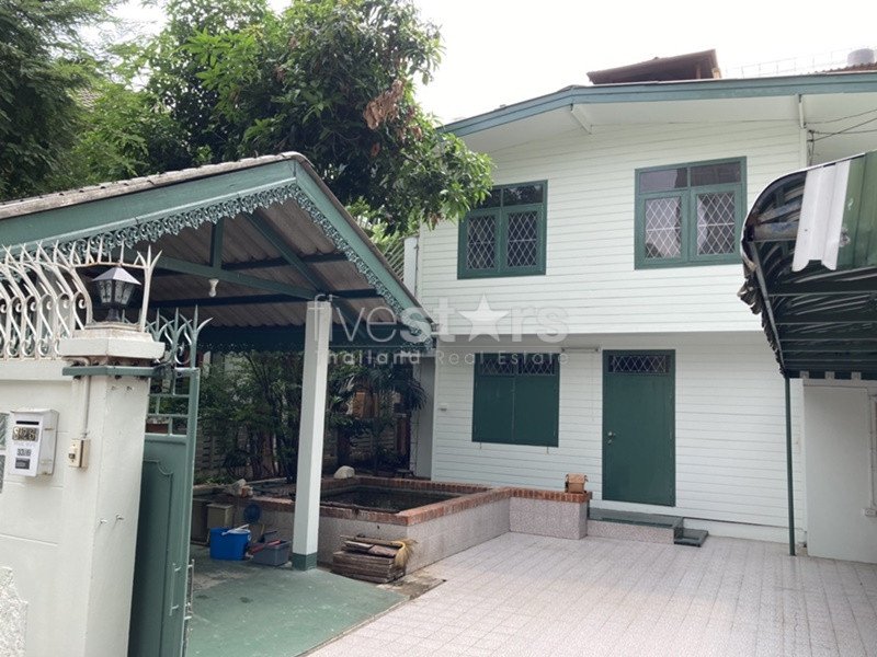 Land with 2 house for sale in Sathorn area 544980569