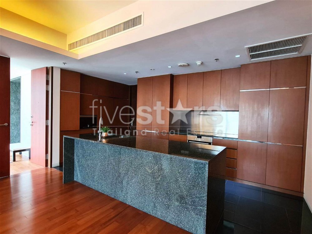2-bedroom condo for sale close to Ratchadamri BTS station 1828495462
