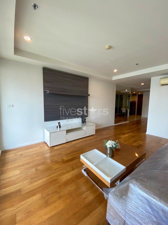 2-bedroom modern condo for sale close to BTS Nana 105639248