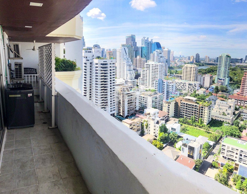 2-bedroom condo for sale a mere 300m from BTS Nana! 4012394597