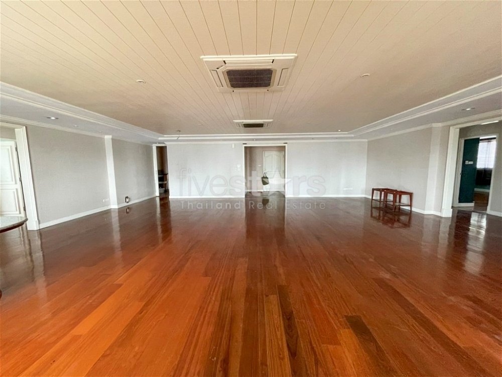 4-bedroom spacious condo for sale in Phromphong area 3985198609