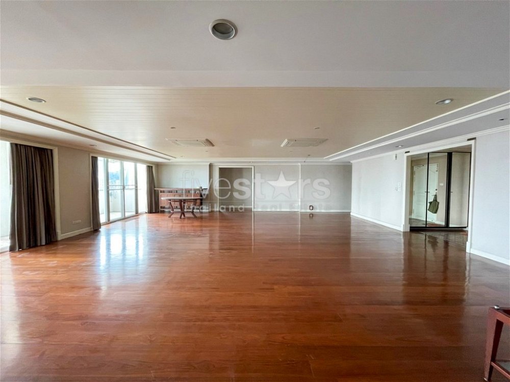 4-bedroom spacious condo for sale in Phromphong area 3985198609
