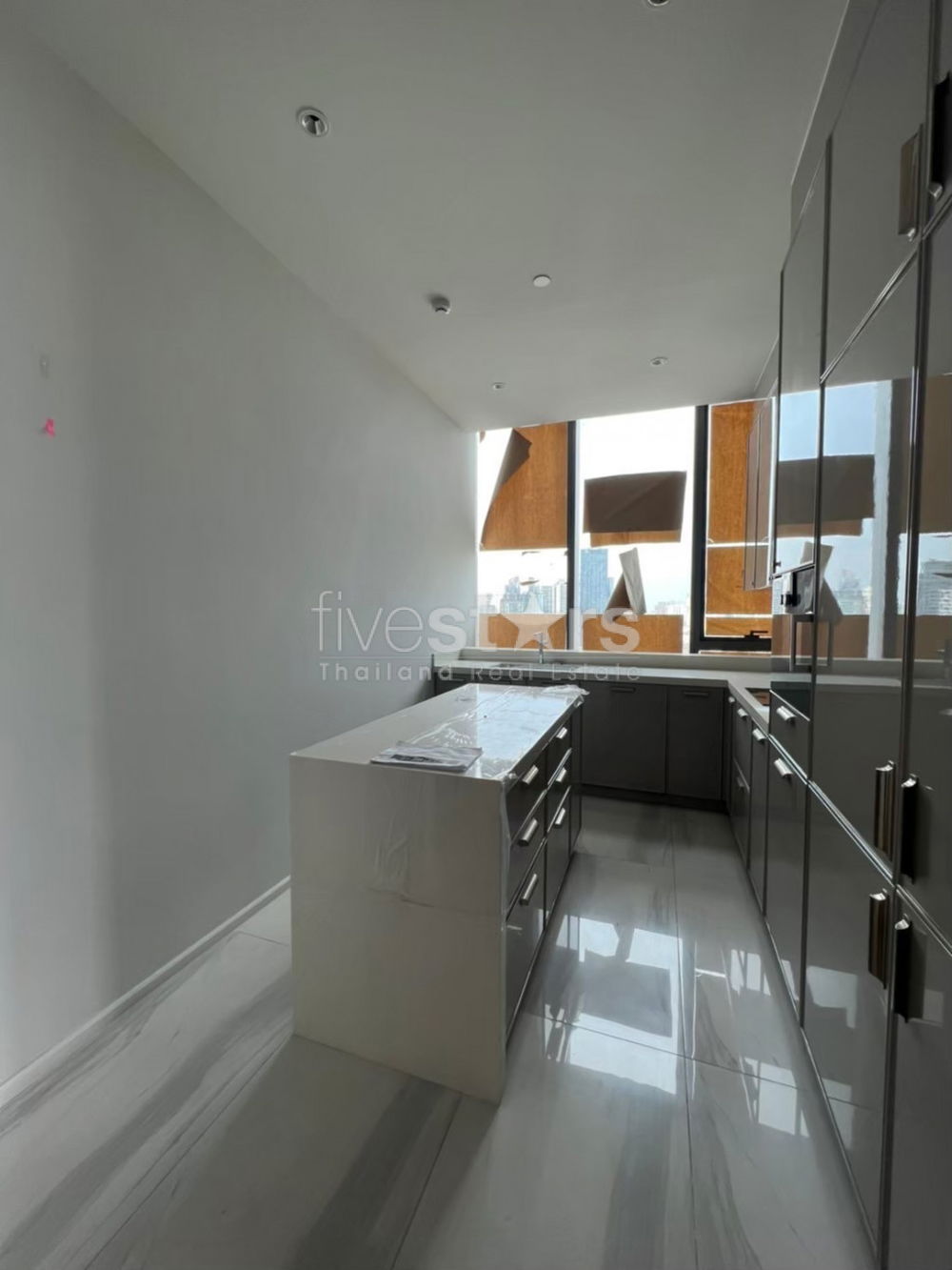 2-bedroom high end condo for sale close to BTS Phromphong 1657768347