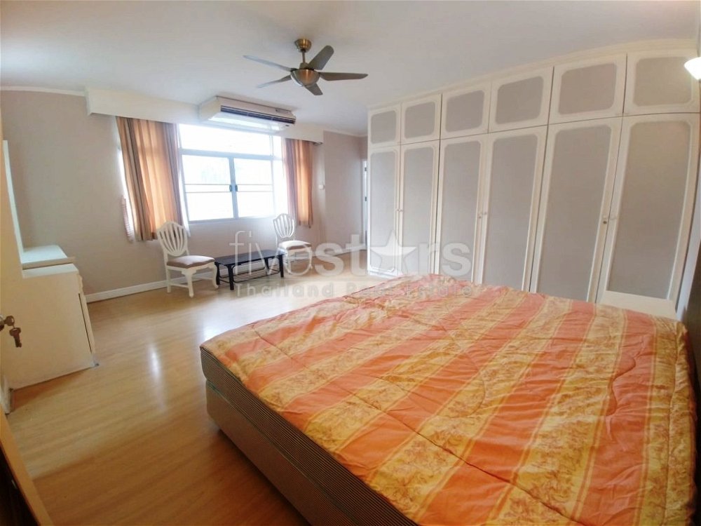 4-bedroom condo for sale close to Asoke BTS station 1032836985