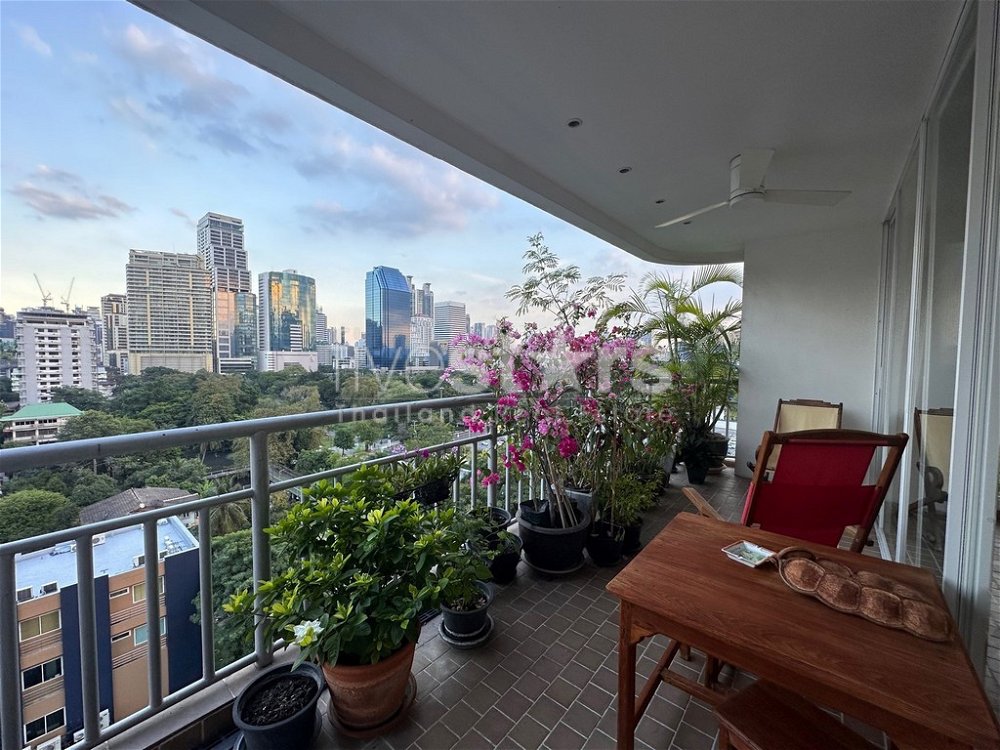 2-bedroom spacious and quiet condo for sale close to BTS Nana 813002654