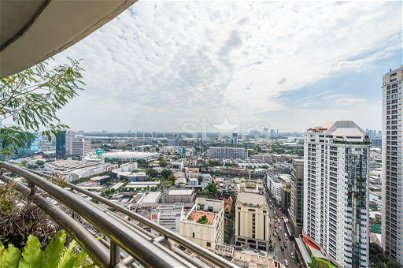 4-bedroom spacious condo for sale in Phromphong area 3222440117