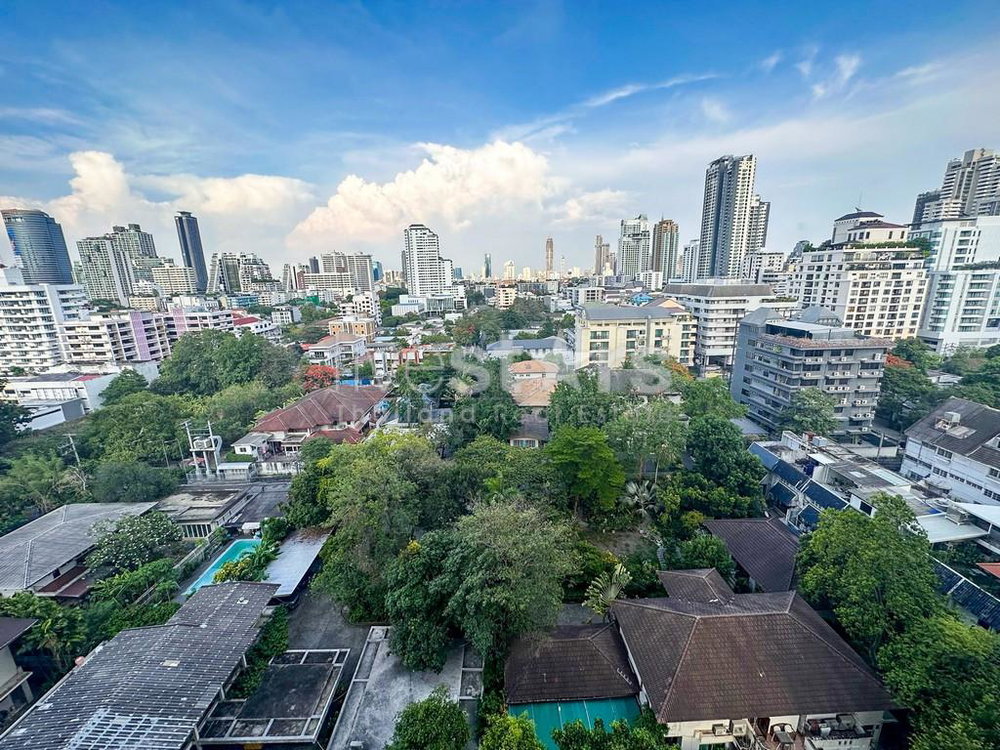 2-bedroom high-end condo for sale close to BTS Asoke 1522779396