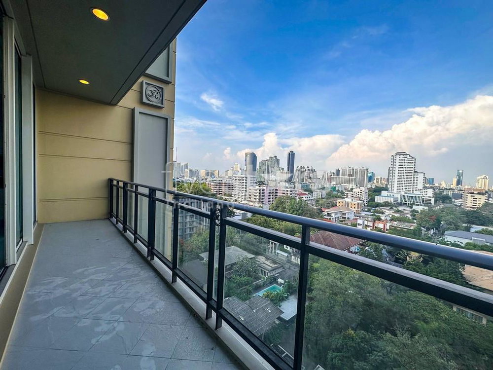 2-bedroom high-end condo for sale close to BTS Asoke 1522779396