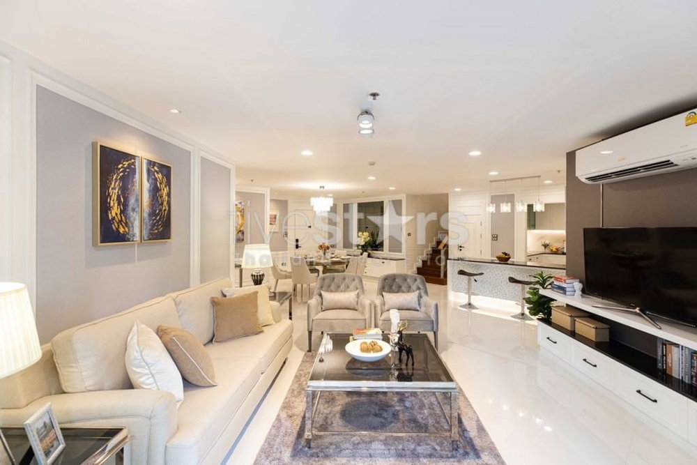3-bedroom spacious duplex for sale close to MRT Rama 9 3218427831