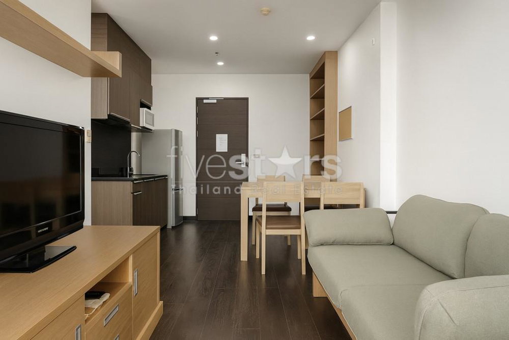 1-bedroom condo for sale close to Phayathai BTS and subway stations. 3838333513