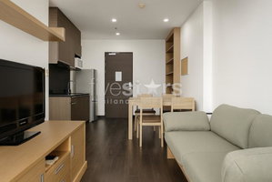 1-bedroom condo for sale close to Phayathai BTS and subway stations. 3838333513