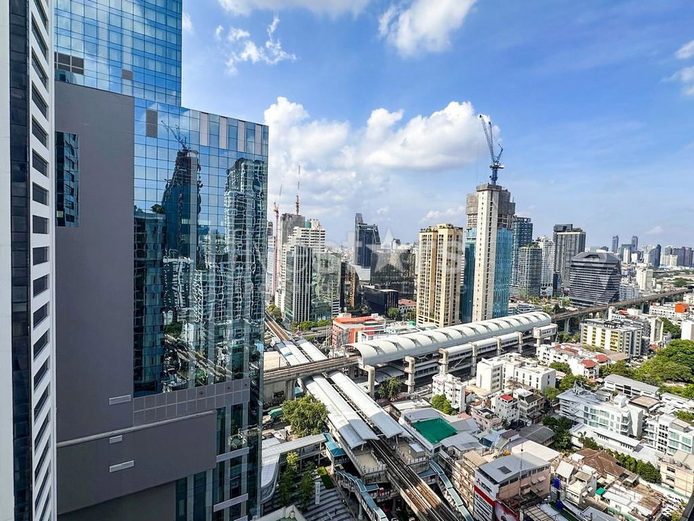 1-bedroom condo for sale close to Phayathai BTS and subway stations. 3838333513