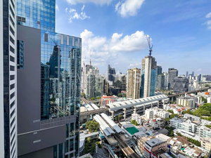 1-bedroom condo for sale close to Phayathai BTS and subway stations. 3838333513