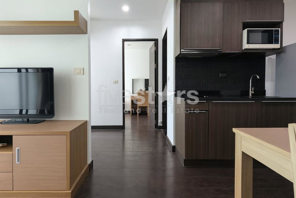 1-bedroom condo for sale close to Phayathai BTS and subway stations. 3838333513