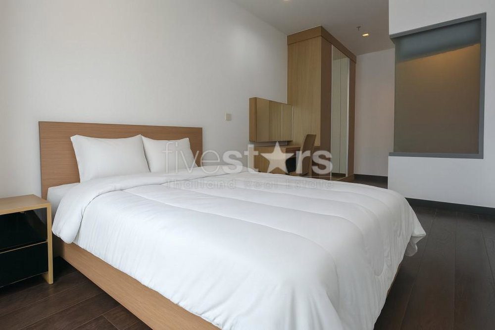 1-bedroom condo for sale close to Phayathai BTS and subway stations. 3838333513