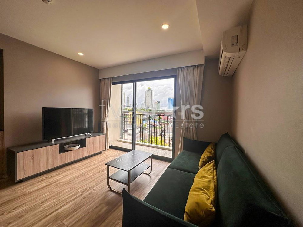 2-bedroom modern condo for sale close to BTS Surasak 964535907
