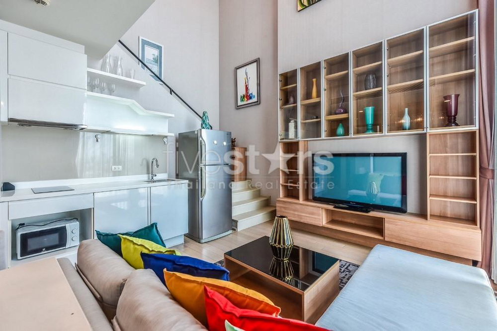 2-bedroom duplex condo for sale close to BTS Ratchathewi 1681754783