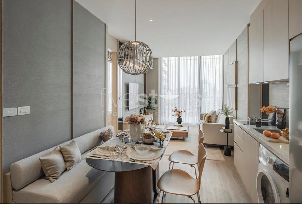 2-bedroom high-end condo for sale close to BTS Phromphong 3277939821