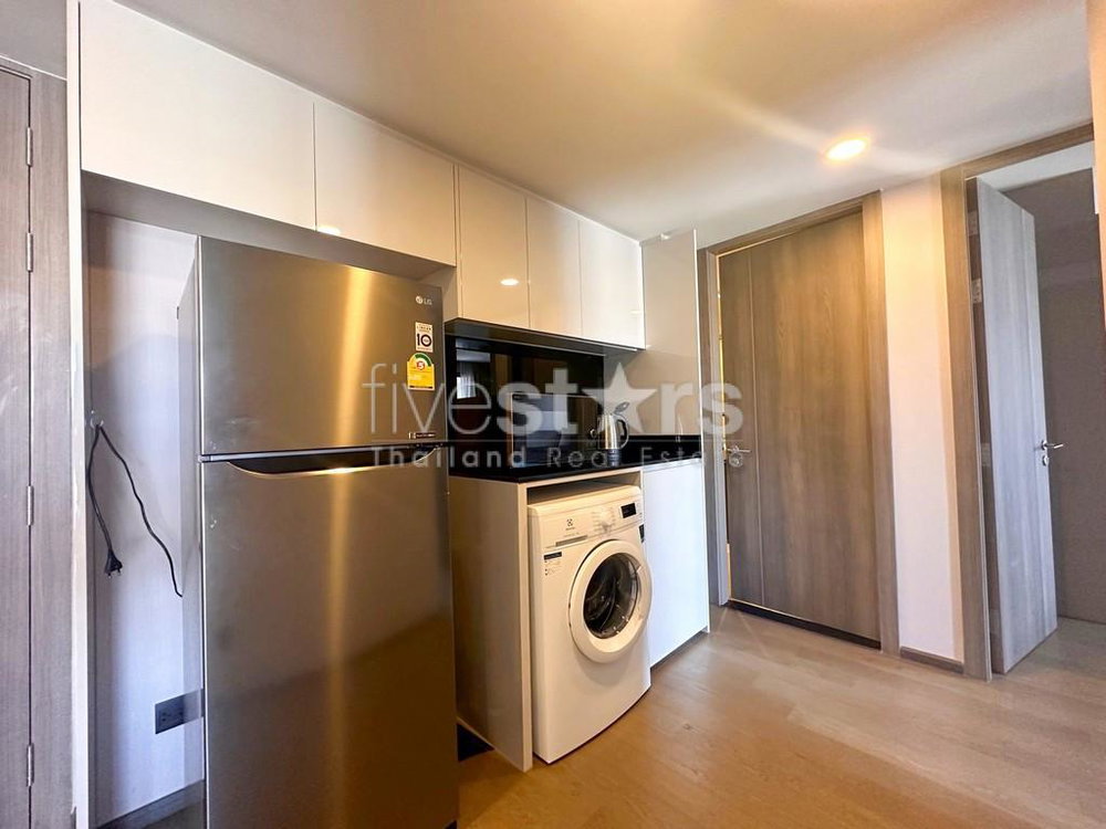 2-bedroom modern condo for sale in Siam area 1754525775