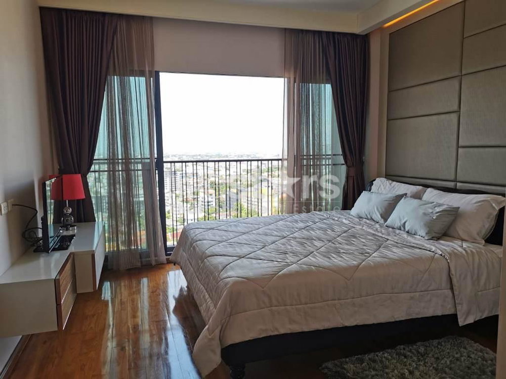 1-bedroom condo for sale close to BTS Ekamai 1098646330