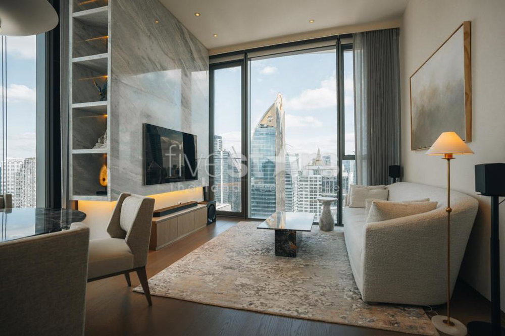 1-bedroom spacious high-end condo for sale 150m from BTS Chidlom 2009638492