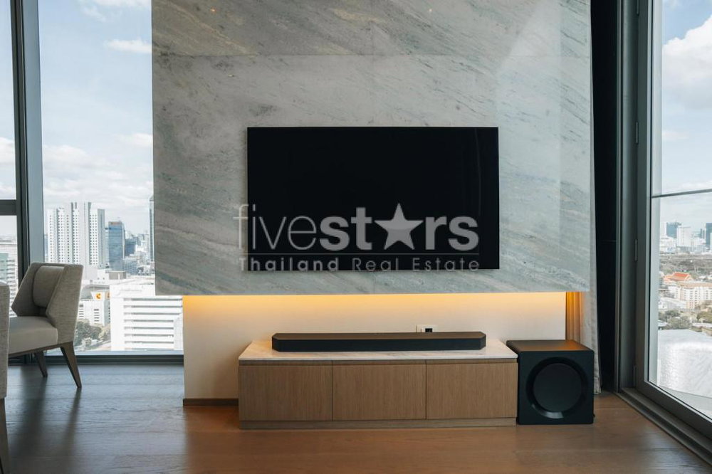 1-bedroom spacious high-end condo for sale 150m from BTS Chidlom 2009638492