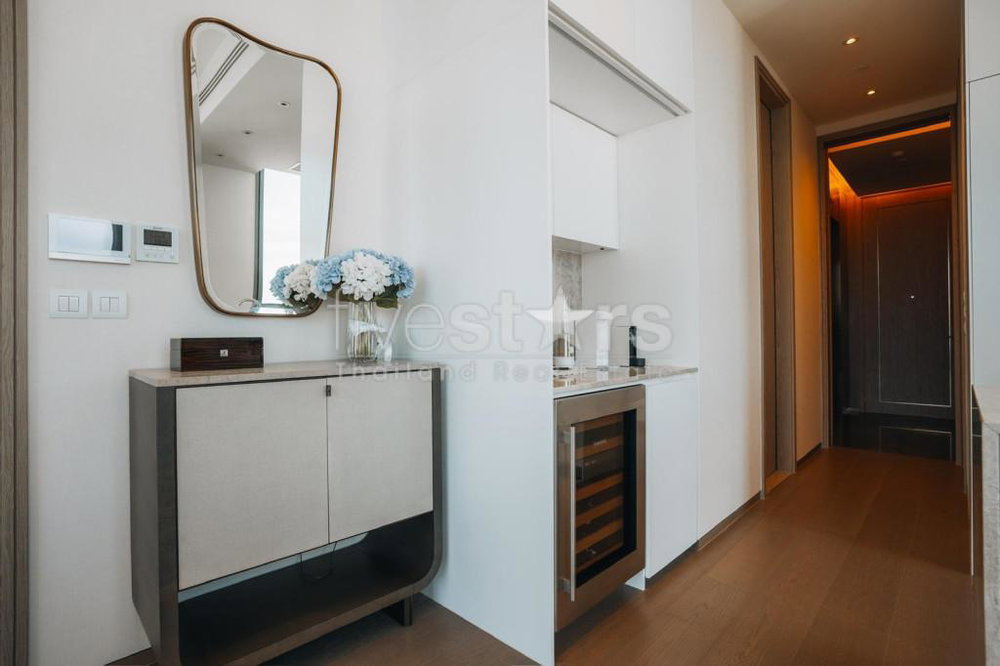 1-bedroom spacious high-end condo for sale 150m from BTS Chidlom 2009638492