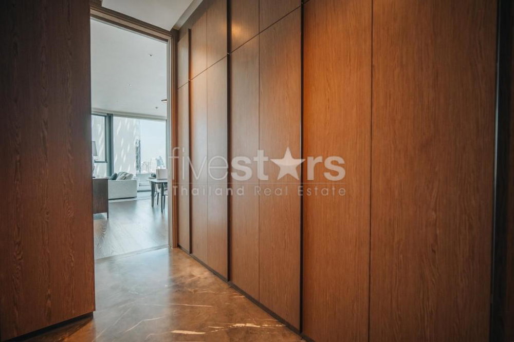 2-bedroom spacious high-end condo for sale 150m from BTS Chidlom 1611145007