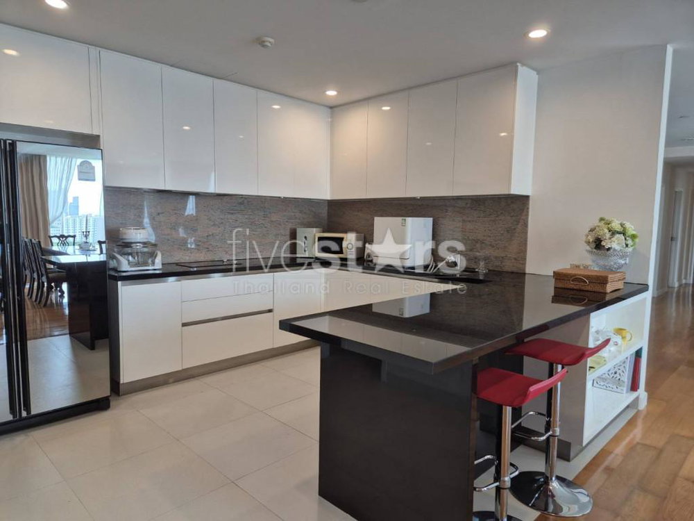 4-bedroom condo for sale close to MRT Samyan 2116418139
