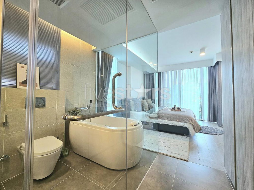 Luxury 2-bedroom condo for sale in the heart of Phrom Phong. 2011550168