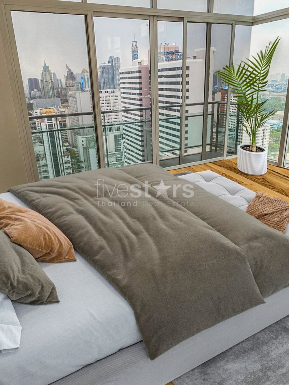 4-bedrooms high floor near BTS Asoke to Nana for rent 1792568568