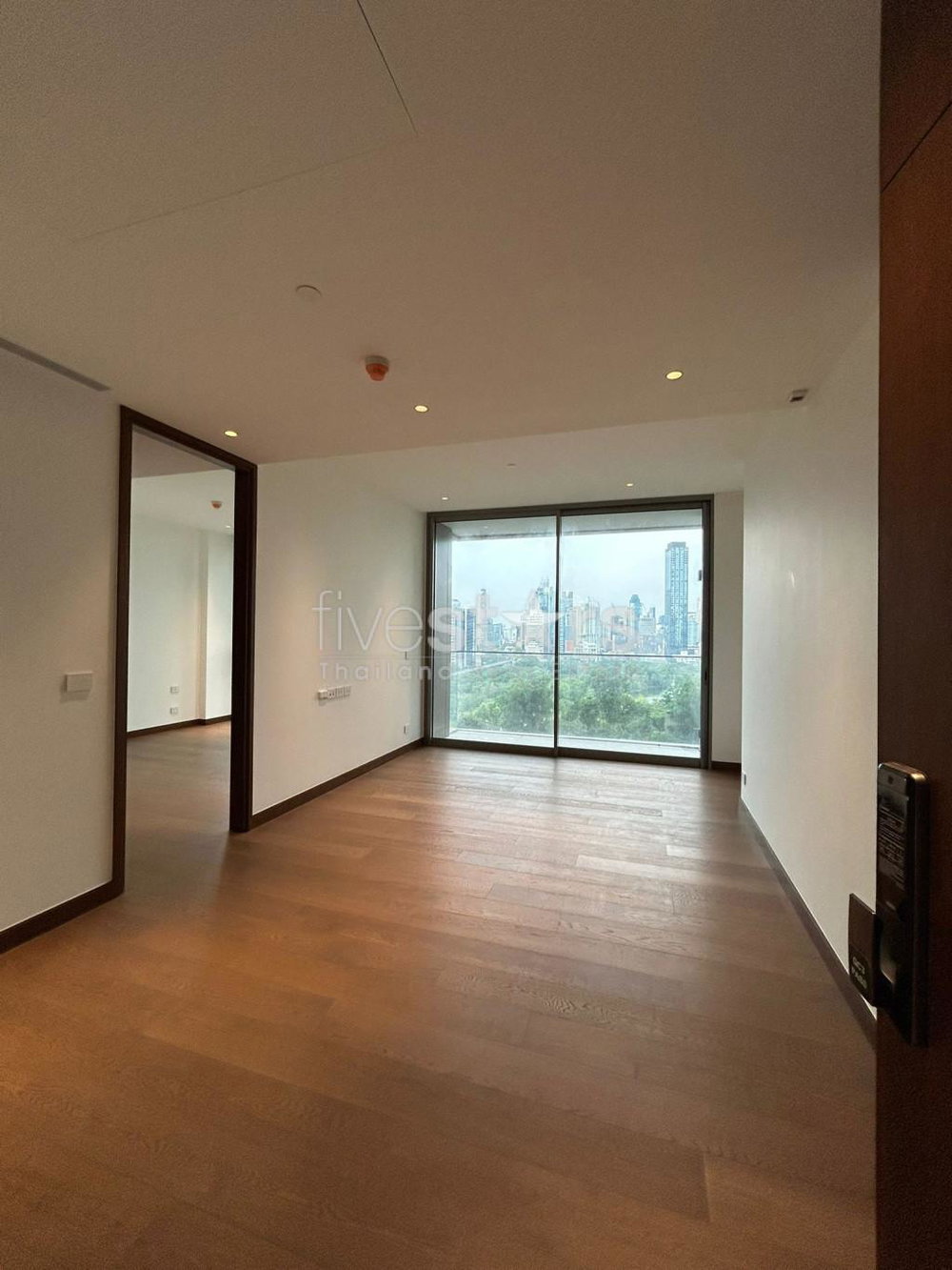 1 Bedroom Luxury condo for sale close to MRT Silom 3503544793