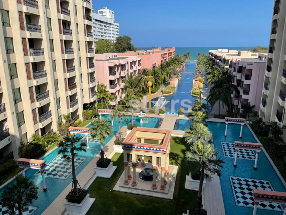 Stunning 3 Bed Condo with Sea and Pool View in town 555122837