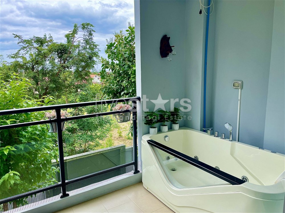 Designer Condo with outdoor jacuzzi, mountain and ocean view 2 Bed 2 Bath 561179728