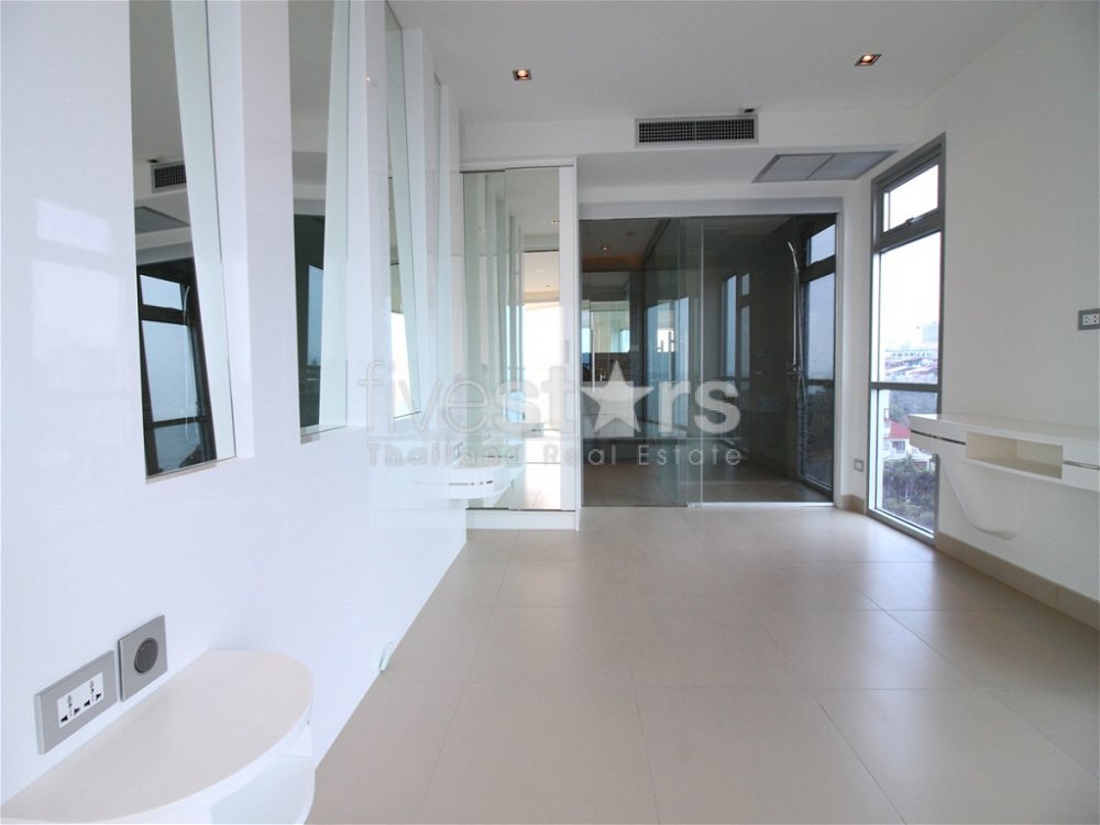 Modern 1 bedroom condo with seaviw for sale in Pattaya 2093282124