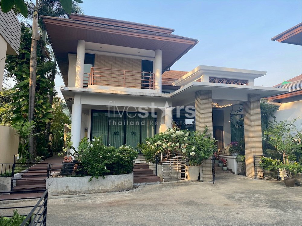 Large house for sale on 800 sqm plot of land Phrakanong area 822597532