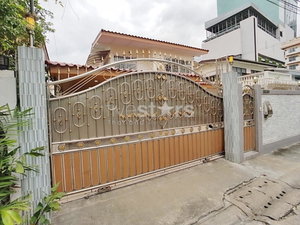 5 bedroom house for sale on Huai Khwang 2631431373