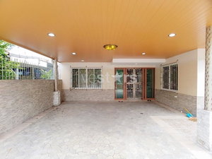 5 bedroom house for sale on Huai Khwang 2631431373