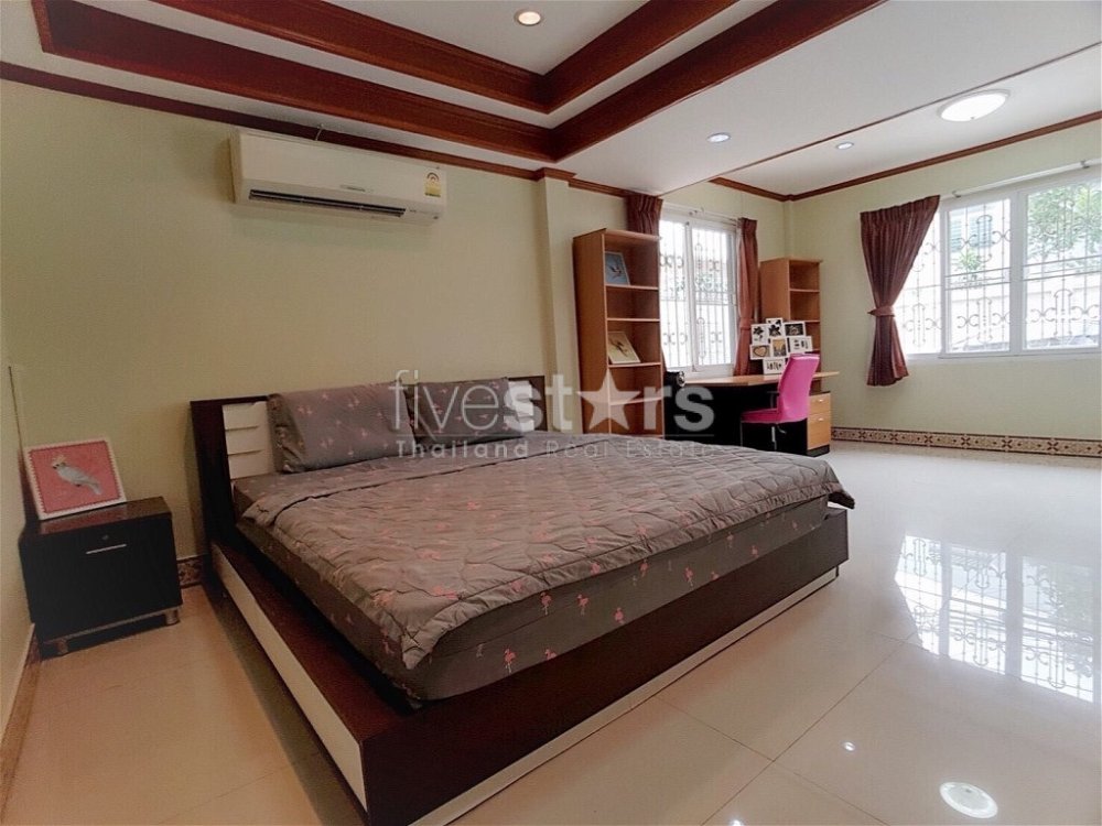 5 bedroom house for sale on Huai Khwang 3288199680