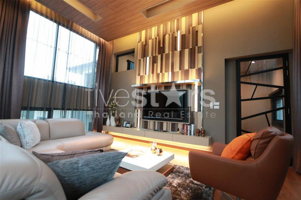5 bedroom home office for sale on Huai Khwang 1525982138