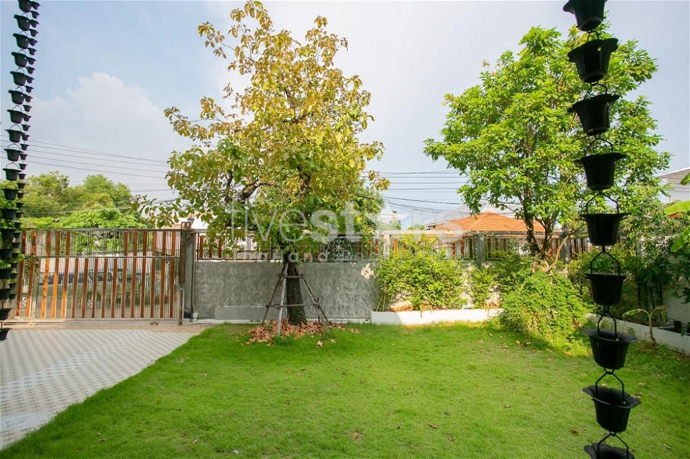 Sigle house with wide yard for sale located Sutthisan MRT station 1606286633