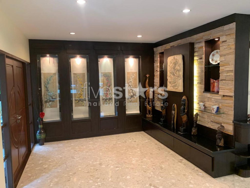 4-bedroom house for sale with private pool in Ramkamhaeng close to expressway 4132655198