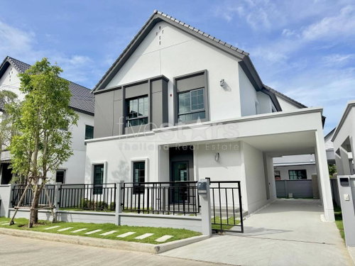 Modern 4-Bedroom House in a Compound for Sale in Bangna 2735379701
