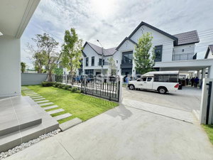 Modern 4-Bedroom House in a Compound for Sale in Bangna 2735379701