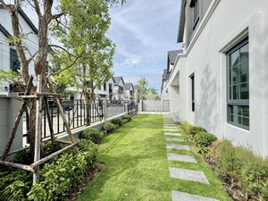 Modern 4-Bedroom House in a Compound for Sale in Bangna 2735379701