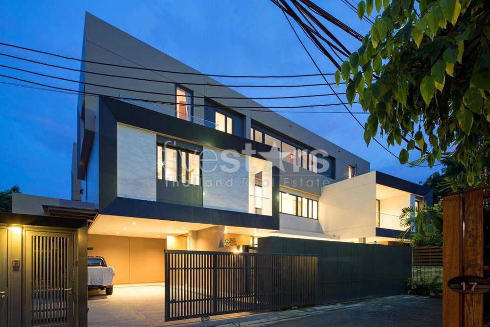 Stylish 3-Bedroom Luxury Home for Sale – Ekkamai 2643972286